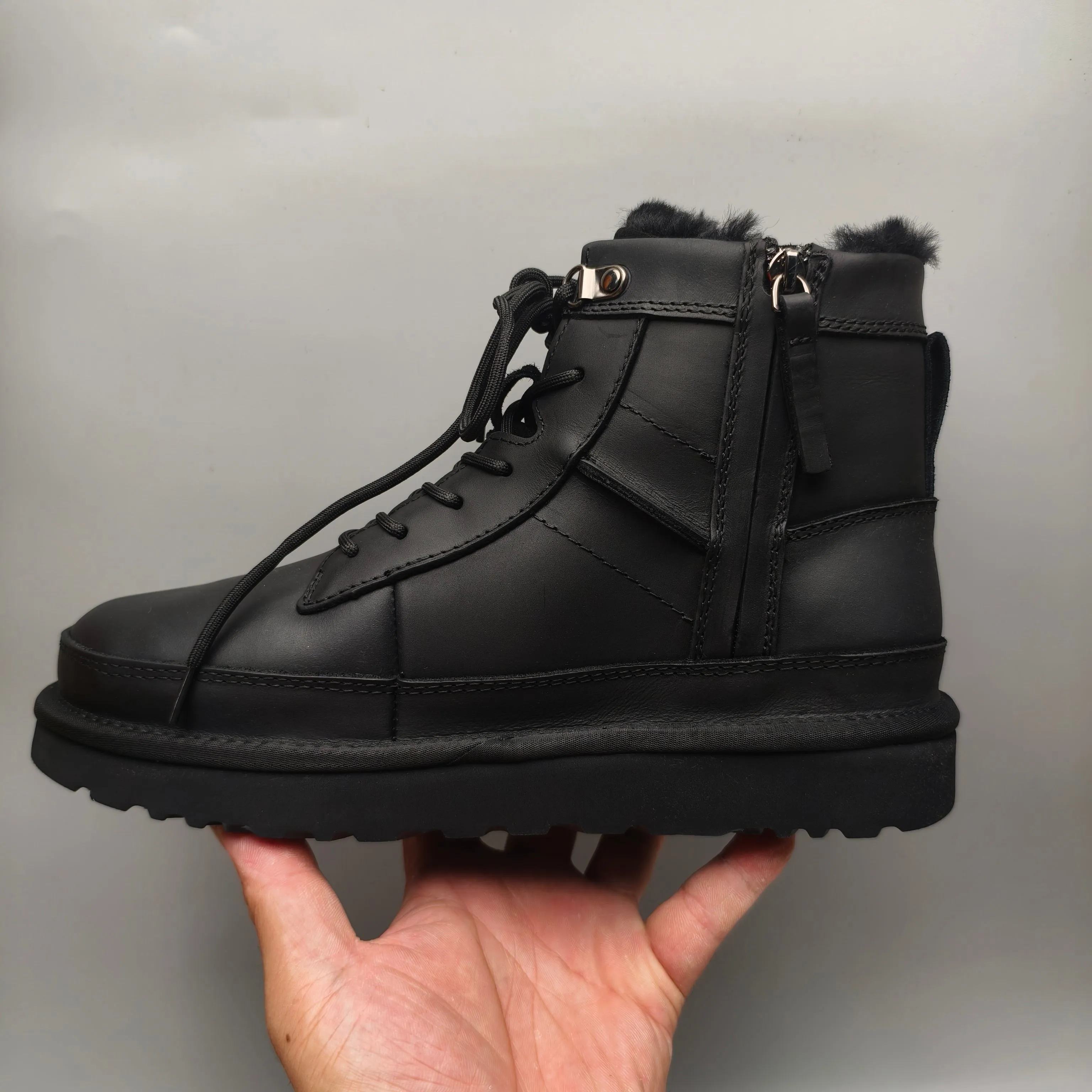 💰720 UGG sheepskin all-in-one snow boots 4580 mid-top patent leather lace-up side zipper men's color matching: black maroon matching code: 39-45